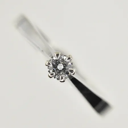 Ring med diamant 0,09ct, stl 16¾, bredd 2-4 mm, vitguld, 18K. Vikt: 2,6 g