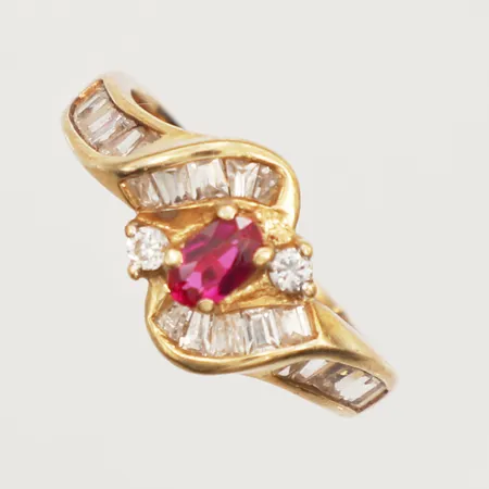 Ring med röd och vita stenar, stl 17, bredd 10,2mm, 18K Vikt: 4,2 g