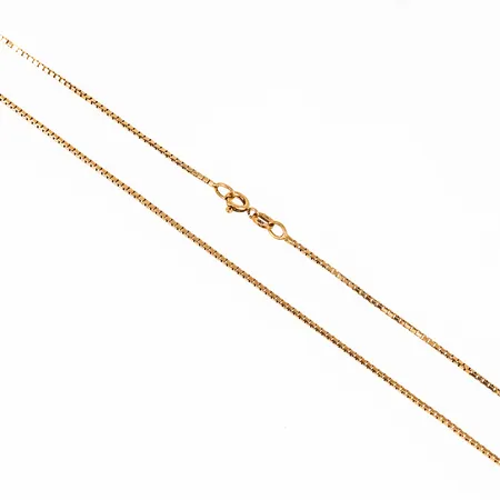 Kedja venezia i 18K guld. Den är 41 cm lång, 0,7 mm bred och väger 4,4g. Springring.