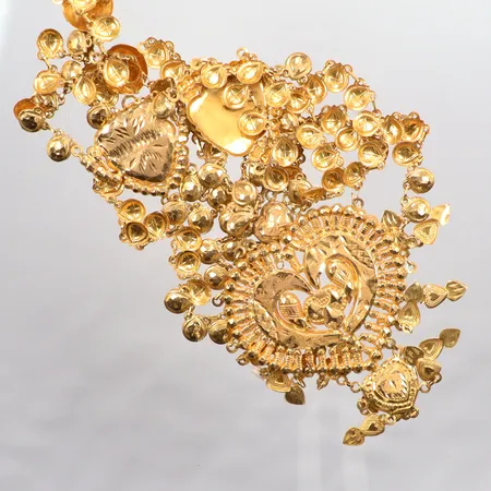 Collier ojämn, lås ej guld, 37cm, 21k Vikt: 35,5 g