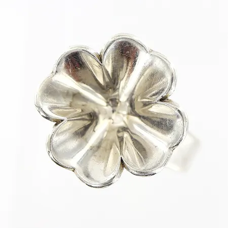 Ring i reglerbar storlek, blomma Ø17mm, skev skena, sterling, silver 935/1000. Vikt: 6 g