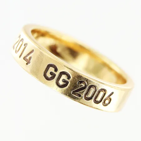 Ring, slät, stl 18½, bredd 4,5mm, gravyr utsida, 18K. Vikt: 8,4 g