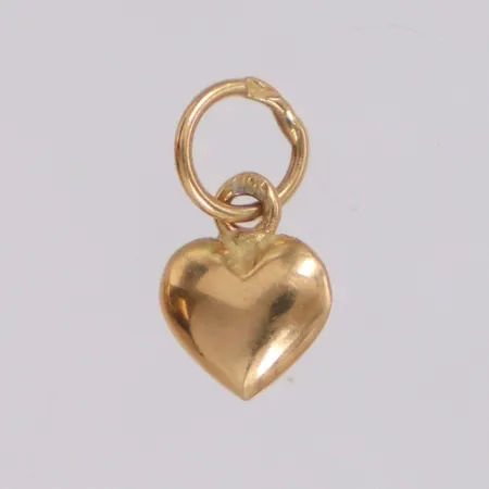Hänge hjärta, längd 10,5mm inklusive ögla, bredd 6mm, 18K Vikt: 0,2 g
