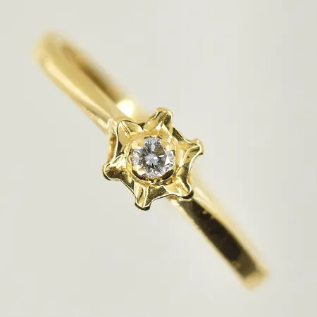 Ring med vit sten, stl 16¾, bredd 1-5 mm, 18K. Vikt: 1,3 g