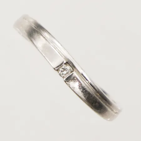 Ring med diamant, ca0,03ct, stl 18, bredd 1,4-3,2mm, GHA, 18K Vikt: 1,8 g