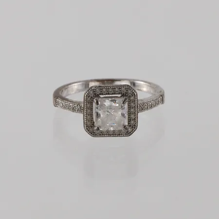 Ring Silver 925/1000 med stenar,storlek 17 mm,bredd 1.9-9.5 mm. Vikt: 3,1 g