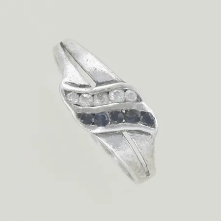 Ring med stenar, Ø 16 mm, ojämn skena, silver 925/1000 Vikt: 2 g