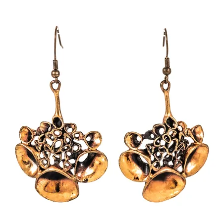 Hängande örhängen "Lava" i brons. Design Hannu Ikonen, Finland, 1960/70 tal. De är 36 mm breda, 65 mm långa inkl. krok. Vikt: 16,4g.