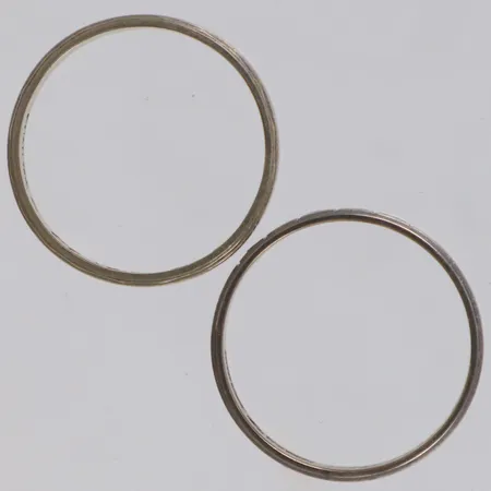 Två ringar, diamanter 5x ca 0,01ct, graverade, behov av omrodiering, 18K Vikt: 6,3 g