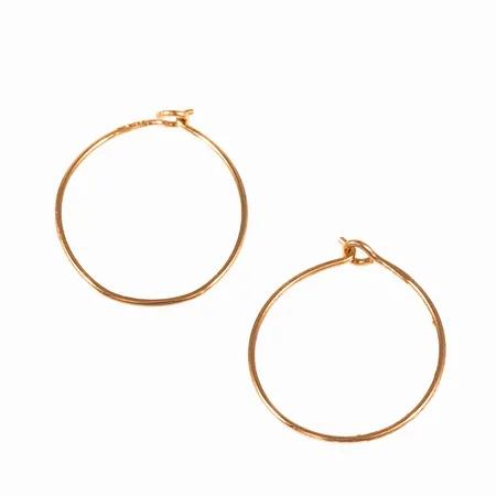 Ett par läkringar i 18K guld. De är ca 11 x 0,4 mm och väger 0,17g.