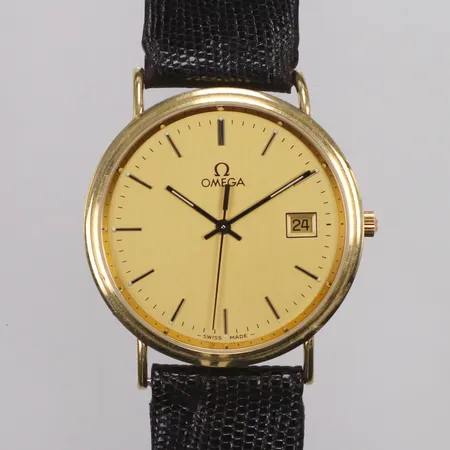 Herrur Omega, boett i 18K, Ø32,5cm, quartz, datum, boettnr 54282985, Garantikort ifyllt med ref 79101130, 93/2/5, Söderbergs Ur & Optik Hässleholm, tag, gravyr, slitet läderband, sliten box, batteribyte krävs, bruttovikt 28,7g