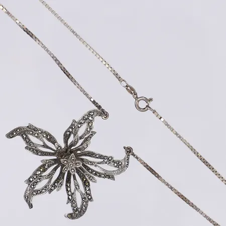 Halskedja Venezia med integrerat hänge i form av blomma hänget med markasiter längd ca 70cm silver 925/1000 Vikt: 21,4 g