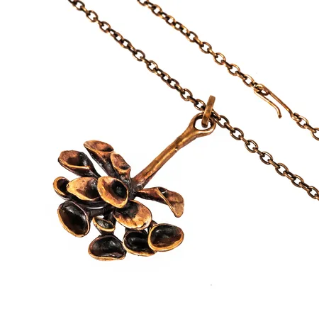 Hänge "Lava" och kedja i brons. Design Hannu Ikonen, Finland, 1960/70 tal. Det är 38,5 mm brett, 56 mm långt inkl. ögla. Kedjans längd 60 cm. Vikt: 22,9g.