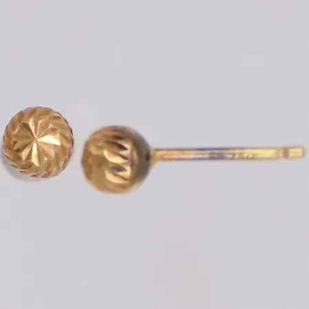 Ett par örhängen, bredd 4mm, snurrebussar saknas, 18K Vikt: 0,3 g