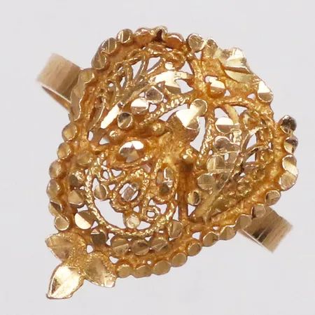 Ring med filigranarbete, stl ca18¾, bredd 2-18mm, skev, 21K Vikt: 2,2 g