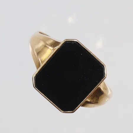 Klackring med svart sten, stl 22, bredd 2-15mm, 18K, bruttovikt 5g Vikt: 5 g