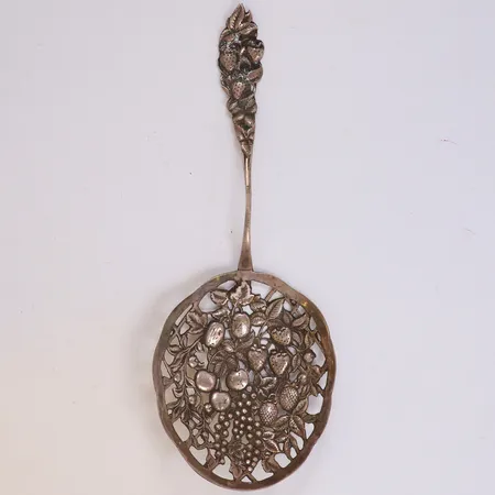 Bärsked, längd 22,5cm, bärdekor, 830/1000 silver Vikt: 67,3 g