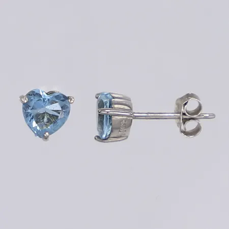 Ett par örhängen med hjärtformade akvamarinblå stenar Ø5mm silver 925/1000 Vikt: 1,3 g