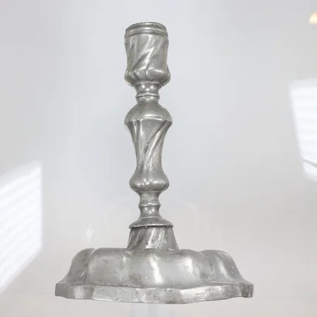 Ljusstake i tenn, höjd 18cm, senbarock, antagligen från 1700-talets mitt, otydliga stämplar, bruksslitage   