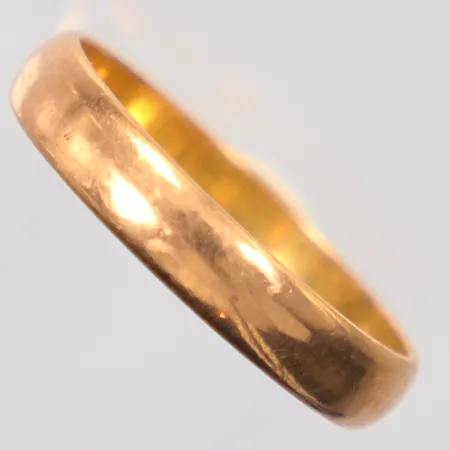 Ring slät, Ø18, ojämn skena, 21K.  Vikt: 3,3 g