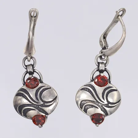Ett par örhängen med röda stenar, 44x17mm, silver 925/1000 Vikt: 7,2 g