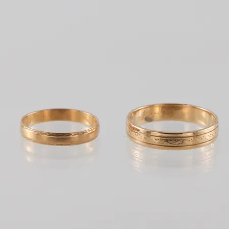 Ringar 2 st 18k med gravyr,storlek 15 ½ mm och 18 mm. Vikt: 4,3 g