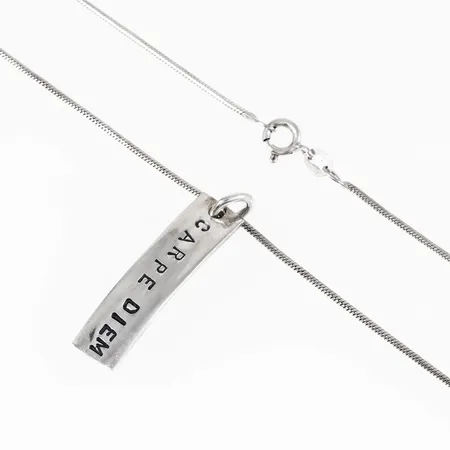 Hänge Efva Attling "Carpe Diem Pendant" i silver (925/1000) med kedja (ormlänk) 44 cm. Vikt: 9,0g. Nypris 2.900:- Stämplad C11 (2001), Efva Attling, Stockholm, 925. 