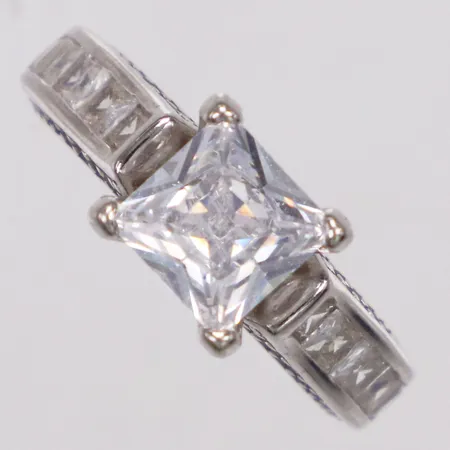 Ring vita stenar, stl 16½, bredd 3-8mm, 925/1000 silver Vikt: 5 g