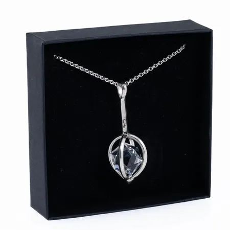 Hänge Efva Attling "Captured Harmony Pendant" i silver (925/1000) med en oktagonslipad bergkristall. Hängets mått 14,5 x 49 mm. Ankarkedja 50 cm medföljer. Total vikt: 14,0g. Nypris ca 3.600:- Originalask.