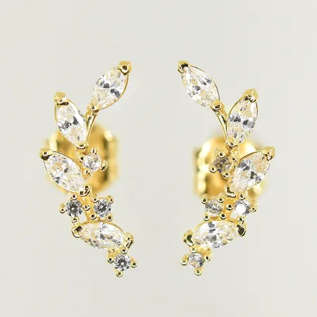 Ett par örhängen med vita stenar, längd 11 mm, 18K. Vikt: 0,8 g