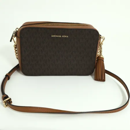 Väska Michael Kors Ginny Medium Logo Crossbody, mått 21x14x6 cm, beslag i gulmetall, slitage, smutsig invändigt, parfymdoft, inga övriga tillbehör