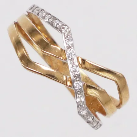 Ring med vita stenar, stl 16¼, bredd 3-7,7mm, vitguldsdetaljer, 18K Vikt: 1,7 g