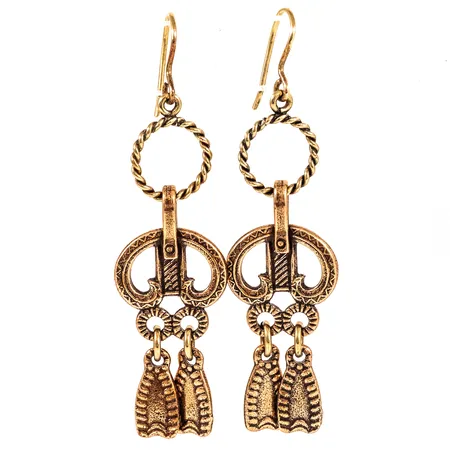 Hängande örhängen i brons Kalevala Koru, Finland. De är 16 mm breda, 60,5 mm långa inkl. krok och väger 7,6g. Fint skick. 