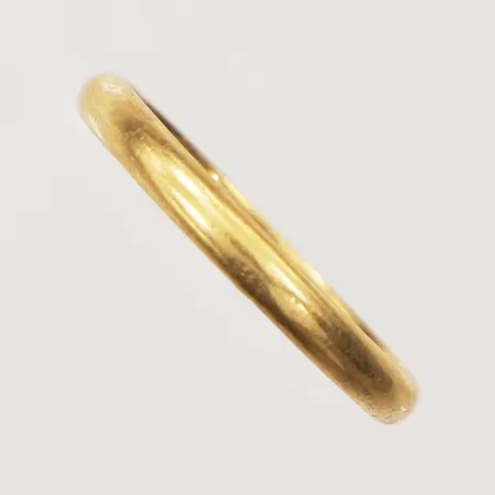 Ring, stl 20¼, bredd 2,8mm, gravyr, 23K  Vikt: 3,5 g