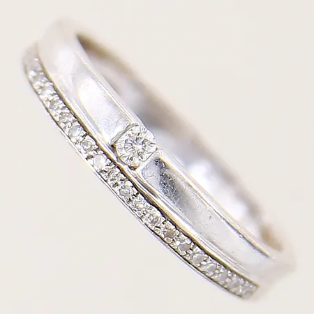 Ring med diamanter, 1xca 0,02ct, 22xca 0,005ct, stl:16½, bredd: 2,5mm, vitguld, gravyr, GHA, 18K Vikt: 2,8 g