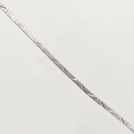 Collier med mönsterdekor, stelt, ca 42,5cm, bredd 3,2mm, importstämolat, något vint, 835/1000 silver Vikt: 15,2 g