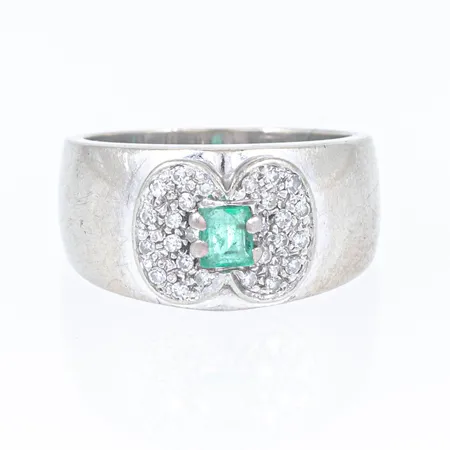 Ring i 18K vitguld med en smaragd (3,5 x 3,5 mm, nött) och 26 8/8-slipade diamanter á ca 0,005ct. Den är 4,5 - 9,4 mm bred, är i storlek 15½ och väger 7,6g. 