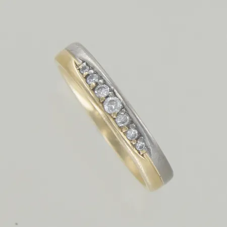 Ring med 7 diamanter 0,17ct, Ø 18¾ mm, bredd 3,8 mm, graverad, 18K Vikt: 4,9 g