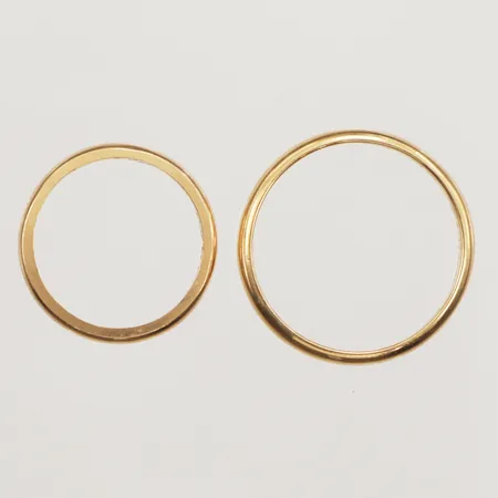 Två ringar, släta, gravyr, 18K Vikt: 8,7 g