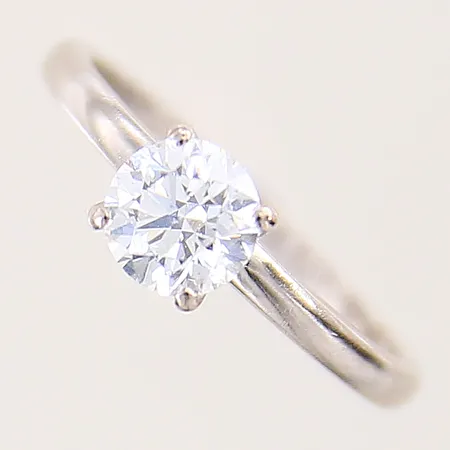 Ring med briljantslipade diamanter 1 x ca 0,75ct TW(G)VS2, GIA-certifikat nr:6281603282, 12 x ca 0,01ct varav flertalet indikerar på att vara syntetiska diamanter, stl 16¼, bredd 2-5,8mm, Engelbert, gravyr, vitguld, 18K Vikt: 2,8 g