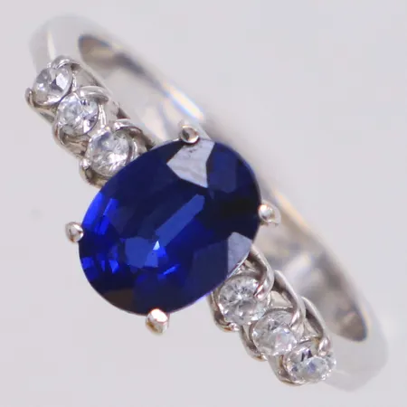 Ring med blå och vita stenar, stl 17¼, bredd 2,8-8mm, vitguld, 18K Vikt: 3,8 g