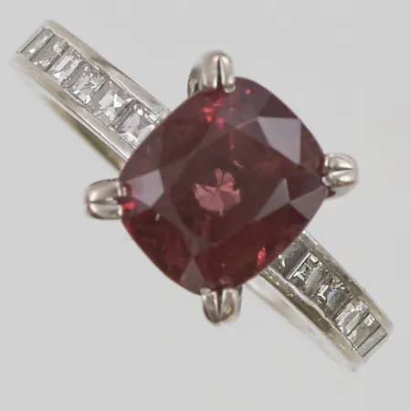 Ring med kuddslipad naturlig brunröd spinell 5,01ct, carréslipade diamanter ca 0,70ctv, GIA certifikat nr:6262730079, etui, kvitto från Kaplans år 2020, Ø18, bredd:3-10mm Atelier Ajour Ab, Stockholm 2002, vitguld 18K 7,9g.