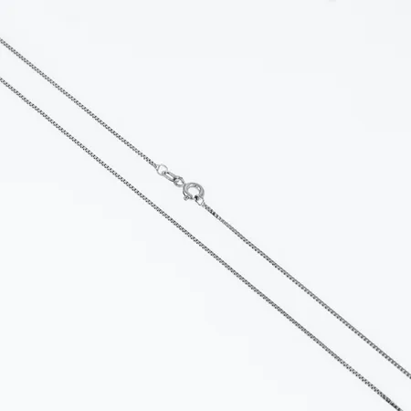 Kedja Venezia i 18K vitguld. Den är 42 cm lång, 0,8 mm bred och väger 2,4g. Springring. Stämplad GHA (Guldfynd), 750.