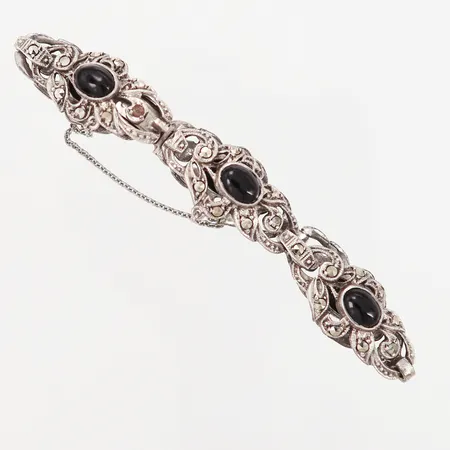 Armband med markasiter samt svarta stenar, inre omkrets ca. 17cm, bredd: 14mm, två markasiter saknas, silver 830/1000 Vikt: 18,7 g