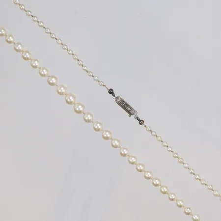Pärlcollier med odlade saltvattenpärlor Ø3,1-6,5mm, längd 54cm, pärlor med hårt slitage och i behov av omträdning, lås i silver 835/1000 Vikt: 13,4 g