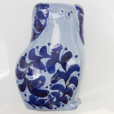 Figurin Lisa Larson "Pudel" vänster, höjd ca 17cm, för Gustavsberg, blå glasyr, stengods, signerad, etikettmärkt.