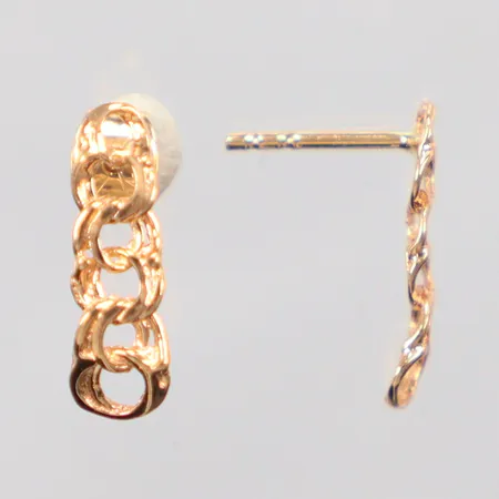 Ett par örhängen, längd 1,3cm, bredd 4mm, en snurrebuss saknas, 18K. Vikt: 0,8 g