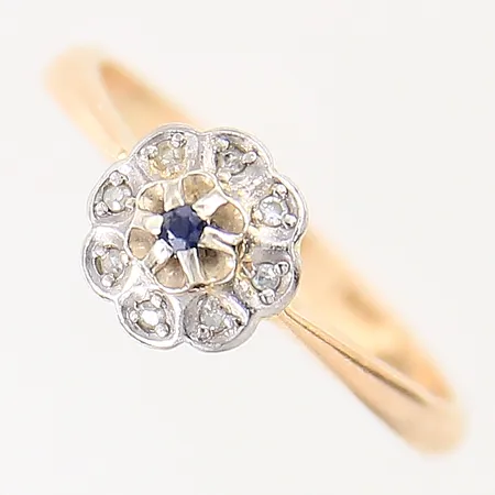 Ring med blå sten samt 8/8-slipade diamanter 8 x ca 0,005ct, stl 17½, bredd 2,5-7,8mm, slitna klor, nagg, 18K Vikt: 2,9 g