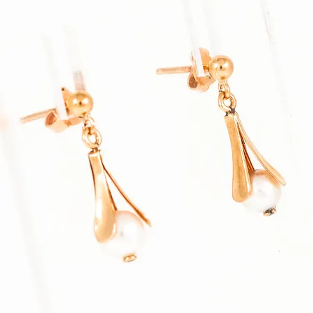 Hängande örhängen i 18K guld med odlade vita pärlor Ø 5,5 mm. De är 3 - 5,5 mm breda, 19,5 mm långa och väger 1,7g. 