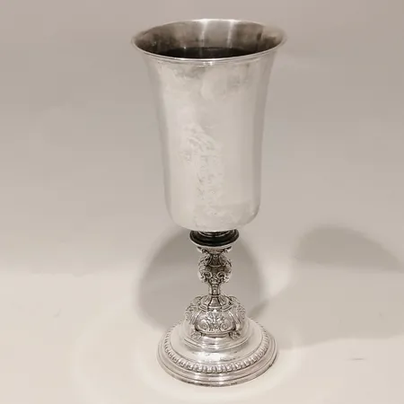 Pokal på fot med rik dekor av djurhuvuden i relief, personlig gravyr, höjd ca 25cm, Ø ca 9,5cm, C.F Carlman Stockholm sent 1800-tal, fylld botten, bruttovikt: 420,5g, 830/1000 silver